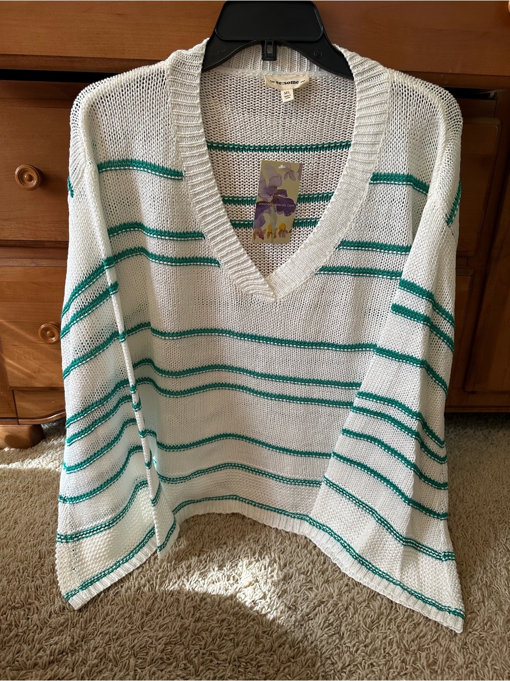 NWT EESOME V NECK LIGHTWEIGHT SWEATER